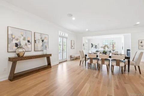 $2,600,000 | 10 Threepence Drive, Melville, NY 11747