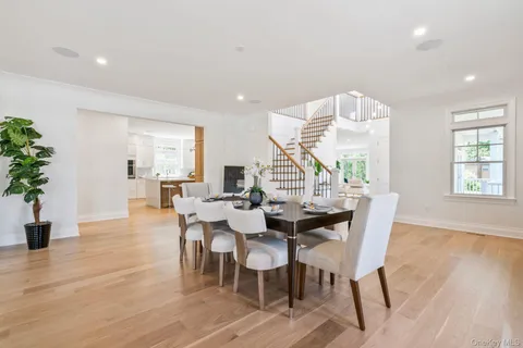 $2,600,000 | 10 Threepence Drive, Melville, NY 11747