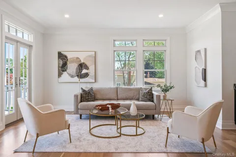 $2,600,000 | 10 Threepence Drive, Melville, NY 11747