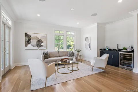 $2,600,000 | 10 Threepence Drive, Melville, NY 11747