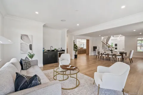 $2,600,000 | 10 Threepence Drive, Melville, NY 11747