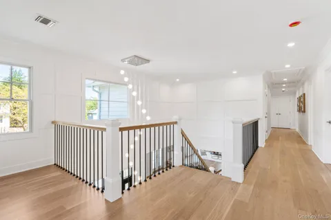 $2,600,000 | 10 Threepence Drive, Melville, NY 11747