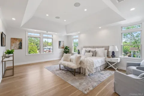 $2,600,000 | 10 Threepence Drive, Melville, NY 11747