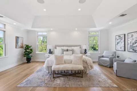 $2,600,000 | 10 Threepence Drive, Melville, NY 11747