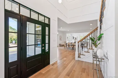 $2,600,000 | 10 Threepence Drive, Melville, NY 11747