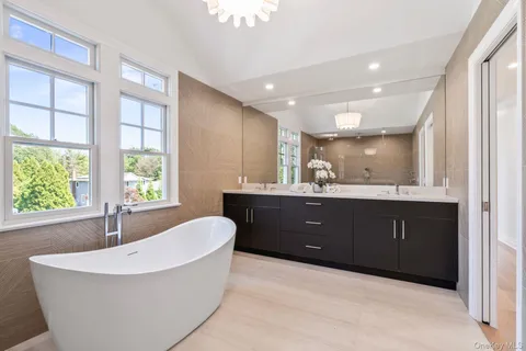 $2,600,000 | 10 Threepence Drive, Melville, NY 11747