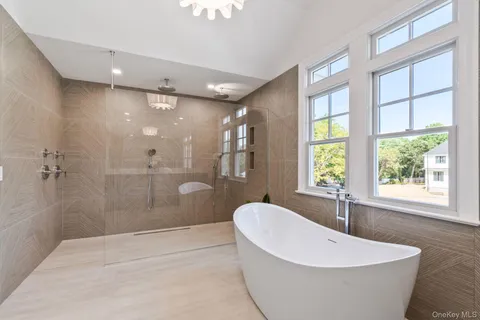 $2,600,000 | 10 Threepence Drive, Melville, NY 11747