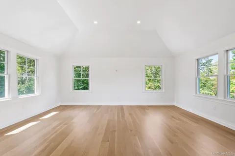 $2,600,000 | 10 Threepence Drive, Melville, NY 11747