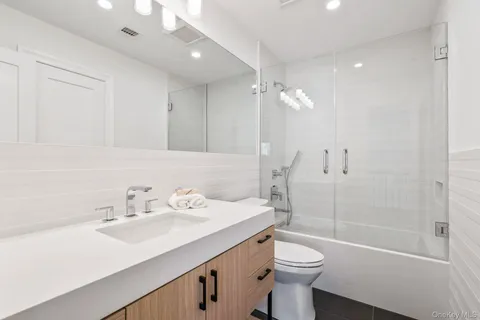 $2,600,000 | 10 Threepence Drive, Melville, NY 11747