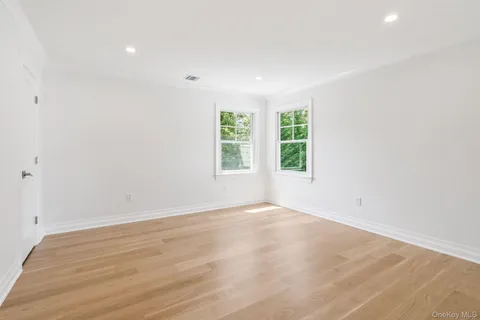 $2,600,000 | 10 Threepence Drive, Melville, NY 11747