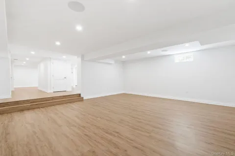 $2,600,000 | 10 Threepence Drive, Melville, NY 11747