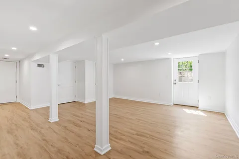 $2,600,000 | 10 Threepence Drive, Melville, NY 11747