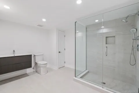 $2,600,000 | 10 Threepence Drive, Melville, NY 11747