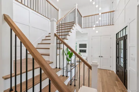 $2,600,000 | 10 Threepence Drive, Melville, NY 11747