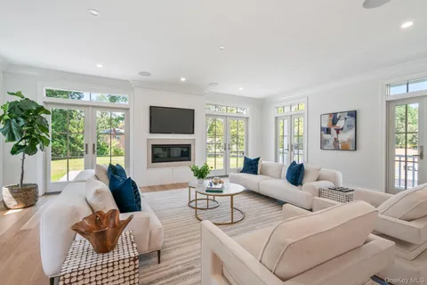 $2,600,000 | 10 Threepence Drive, Melville, NY 11747