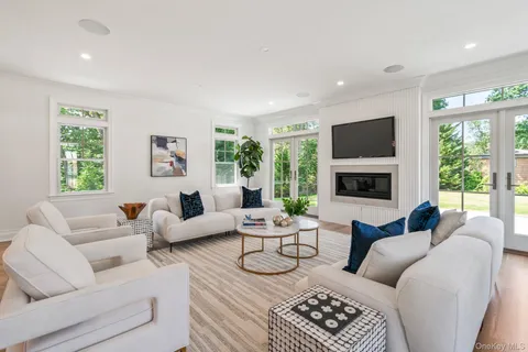 $2,600,000 | 10 Threepence Drive, Melville, NY 11747