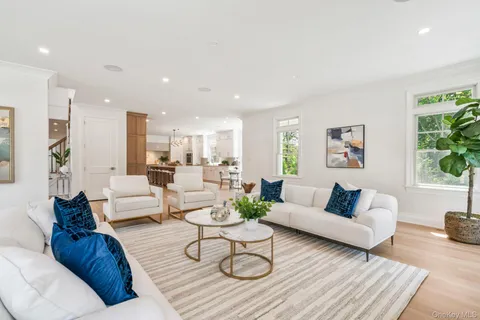 $2,600,000 | 10 Threepence Drive, Melville, NY 11747