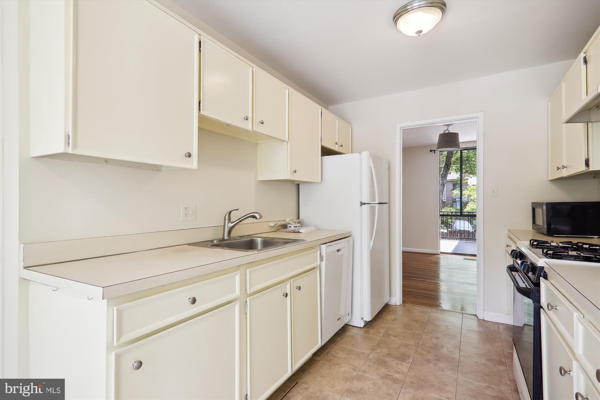 8194 Inverness Ridge Road Potomac, MD 20854 - Photo 8 of 30 Kitchen