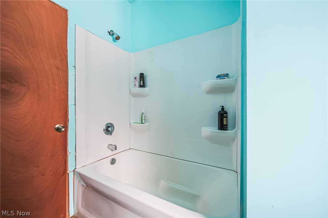 3542 Mann Road Andover, OH 44003 - Photo 9 of 42 Bathroom with shower / bath combination
