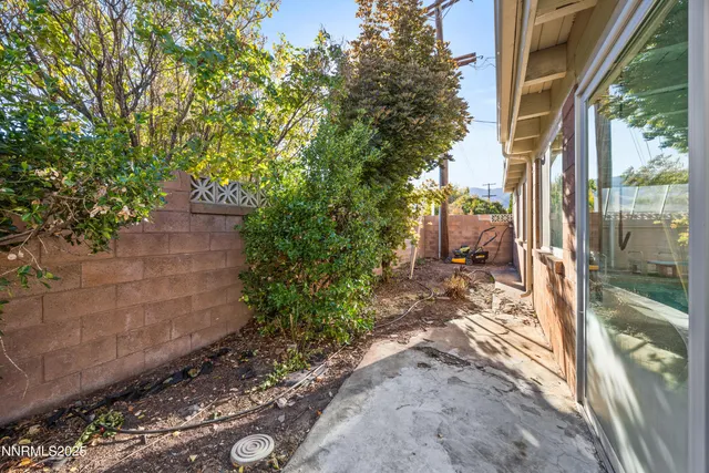 a view of a backyard