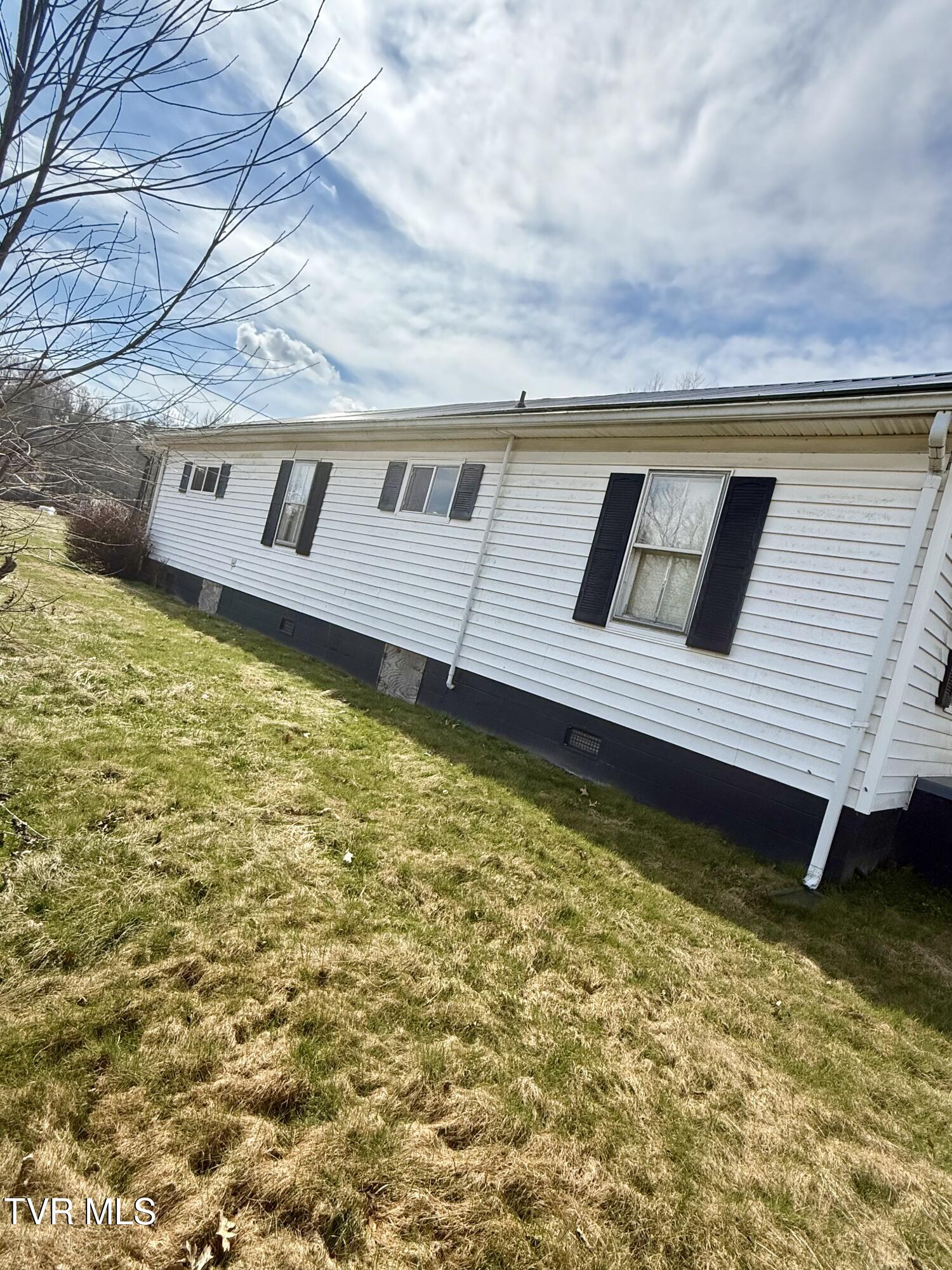 11446 Bedford Road Coeburn, VA 24230 - Photo 23 of 24 right side