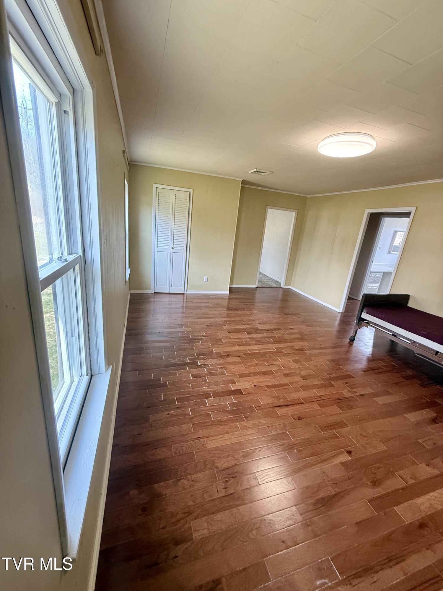 11446 Bedford Road Coeburn, VA 24230 - Photo 3 of 24 living space side view