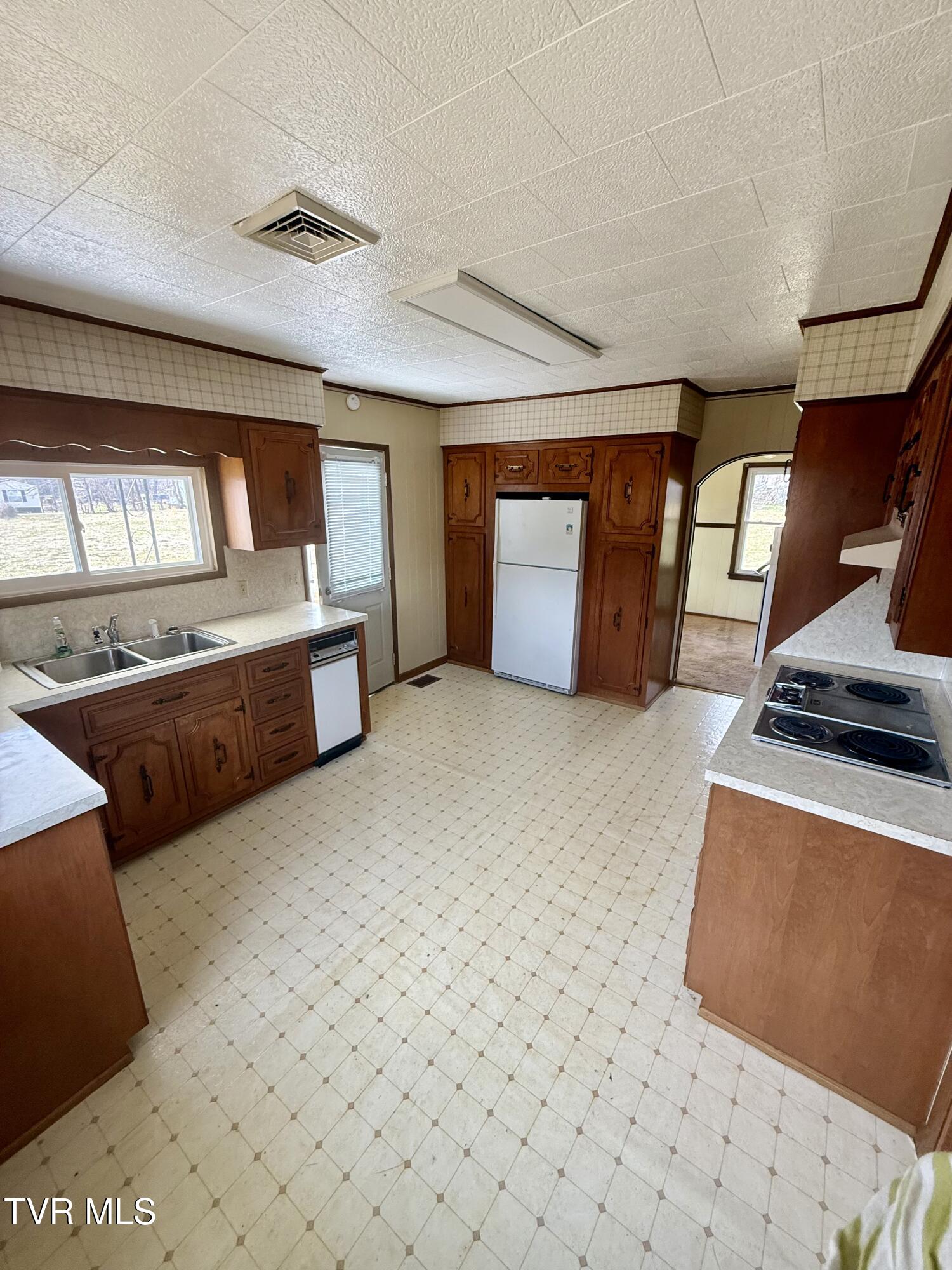 11446 Bedford Road Coeburn, VA 24230 - Photo 6 of 24 side view of kitchen