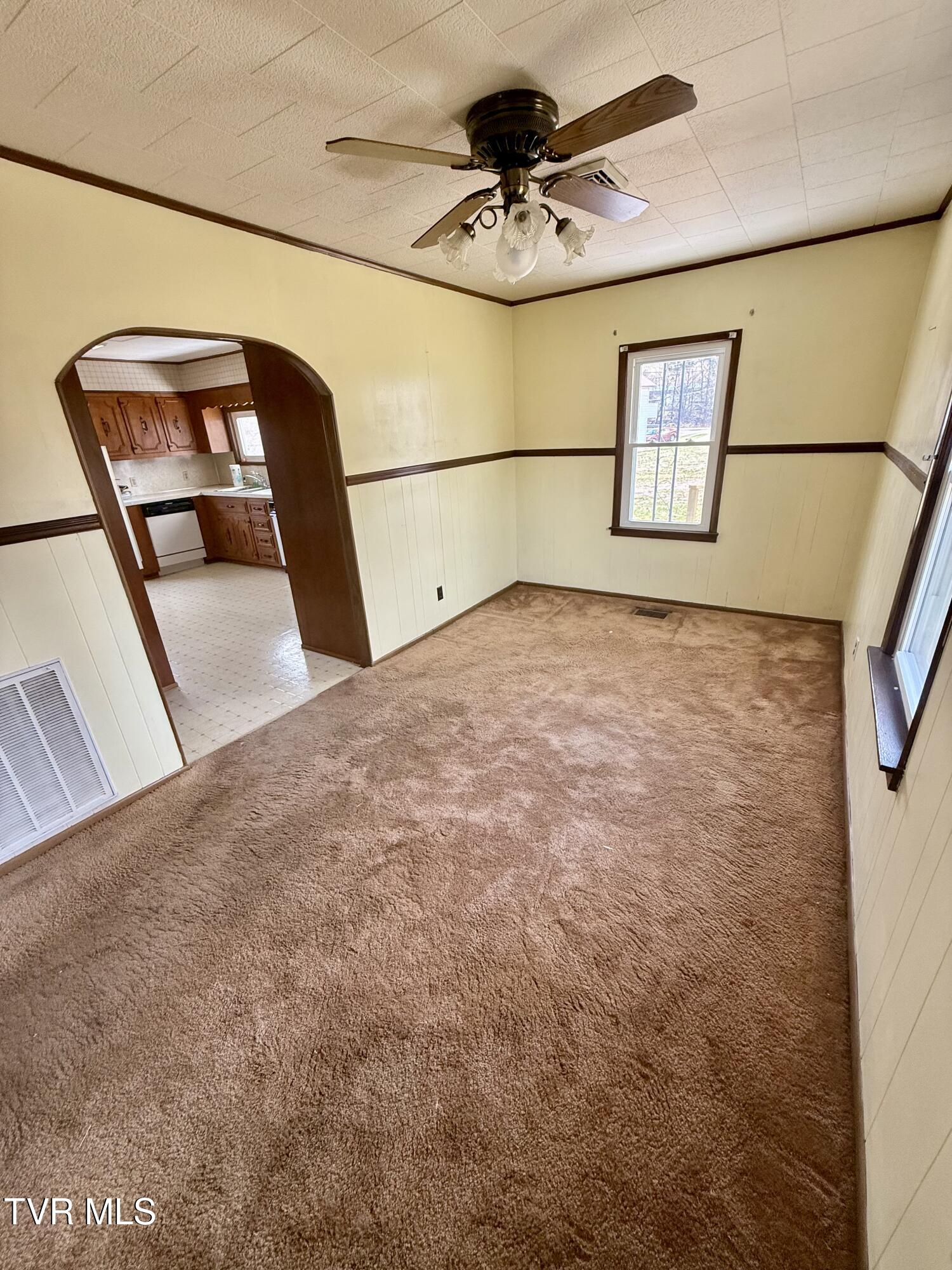 11446 Bedford Road Coeburn, VA 24230 - Photo 9 of 24 dining/living space