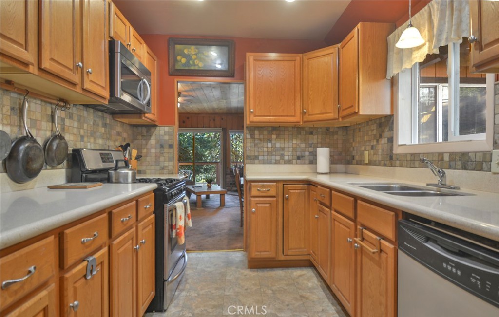 21962 Elliot Road Cedarpines Park, CA 92322 - Photo 15 of 37 Kitchen Main FloorFa