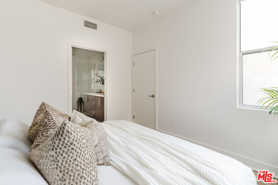 2211 Polyscope Place Los Angeles, CA 90026 - Photo 20 of 36