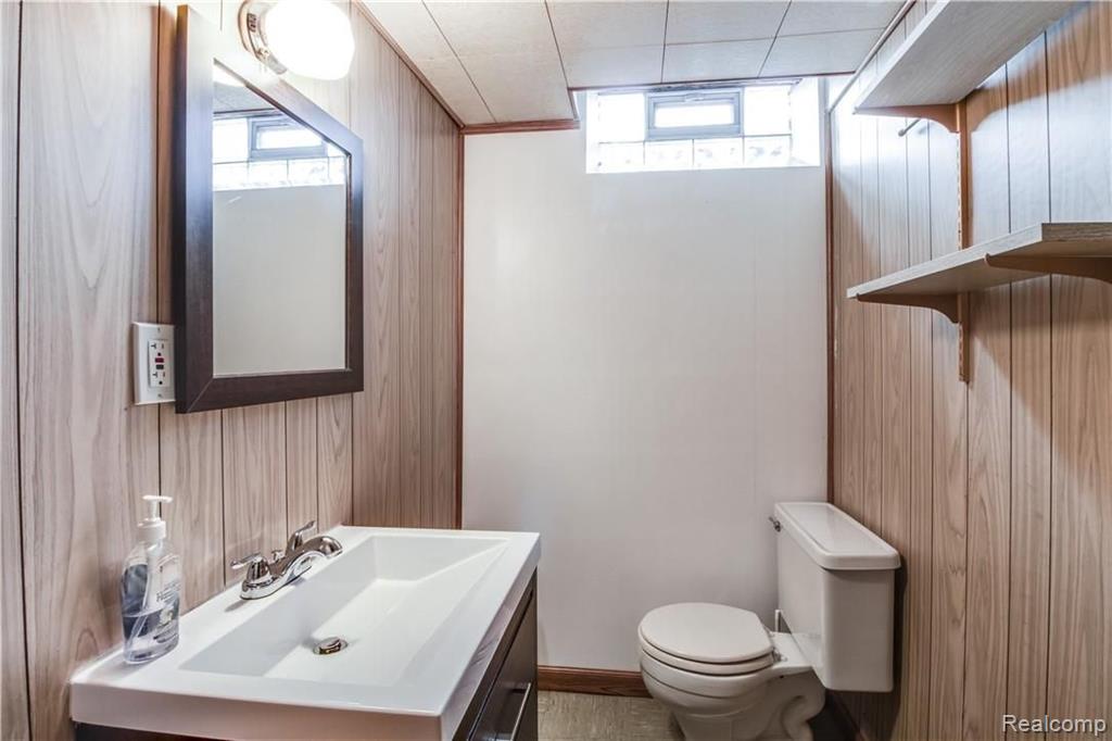 2445 W Point Dearborn, MI 48124 - Photo 26 of 32