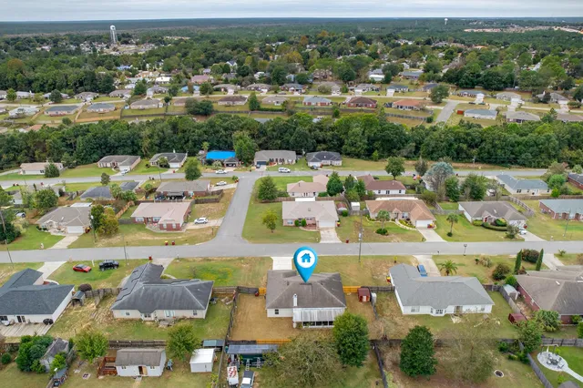 a view of a house with backyard and garden