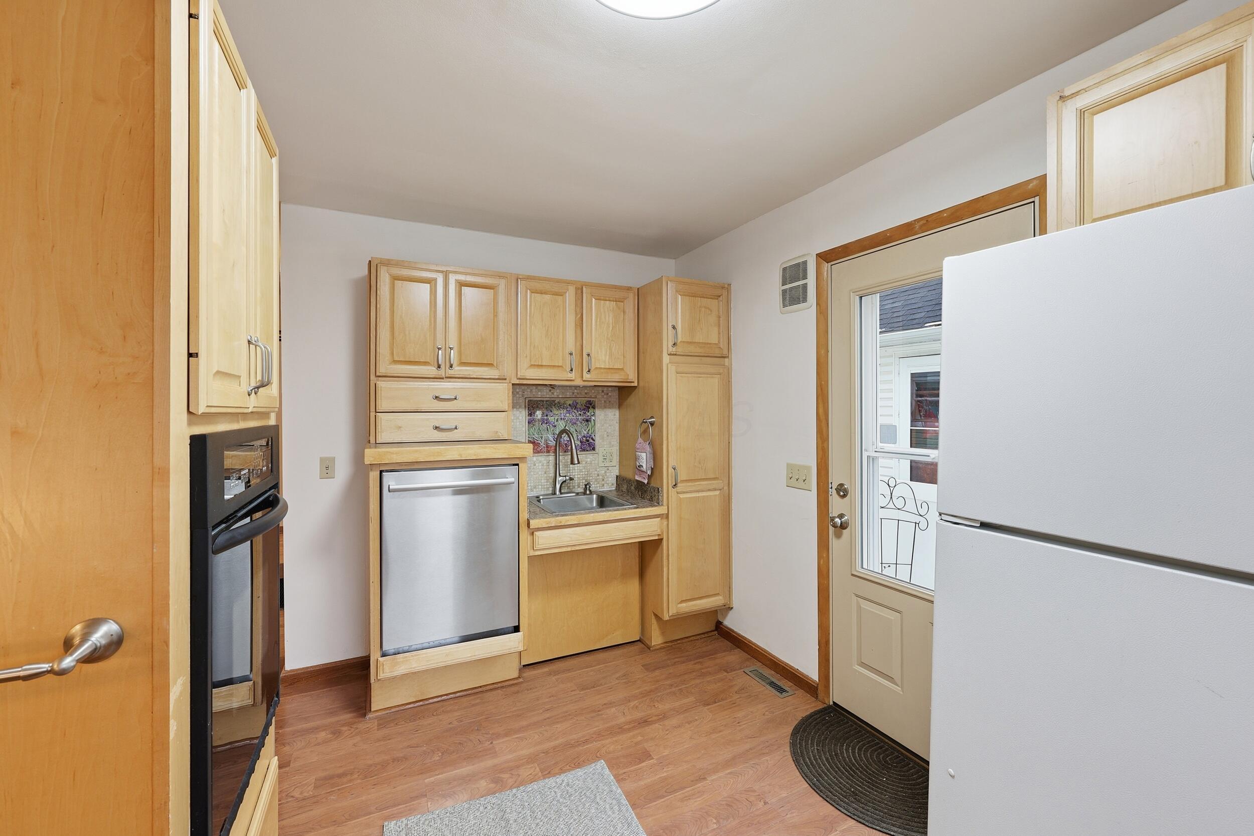 860 Palmer Road Columbus, OH 43212 - Photo 11 of 36 Kitchen~Accessible features