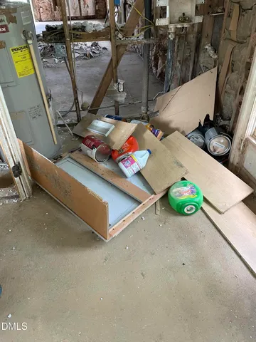 a view of gym equipment with a rug