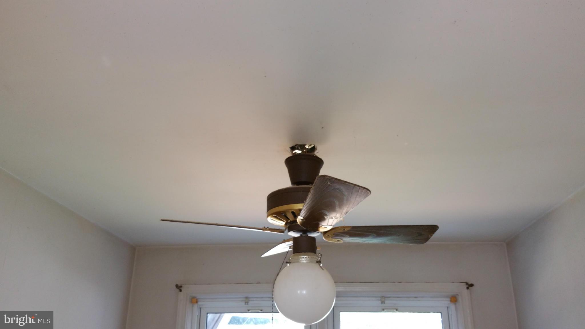 516 Chalcot Square Baltimore, MD 21221 - Photo 5 of 10 a lamp on a small kitchen
