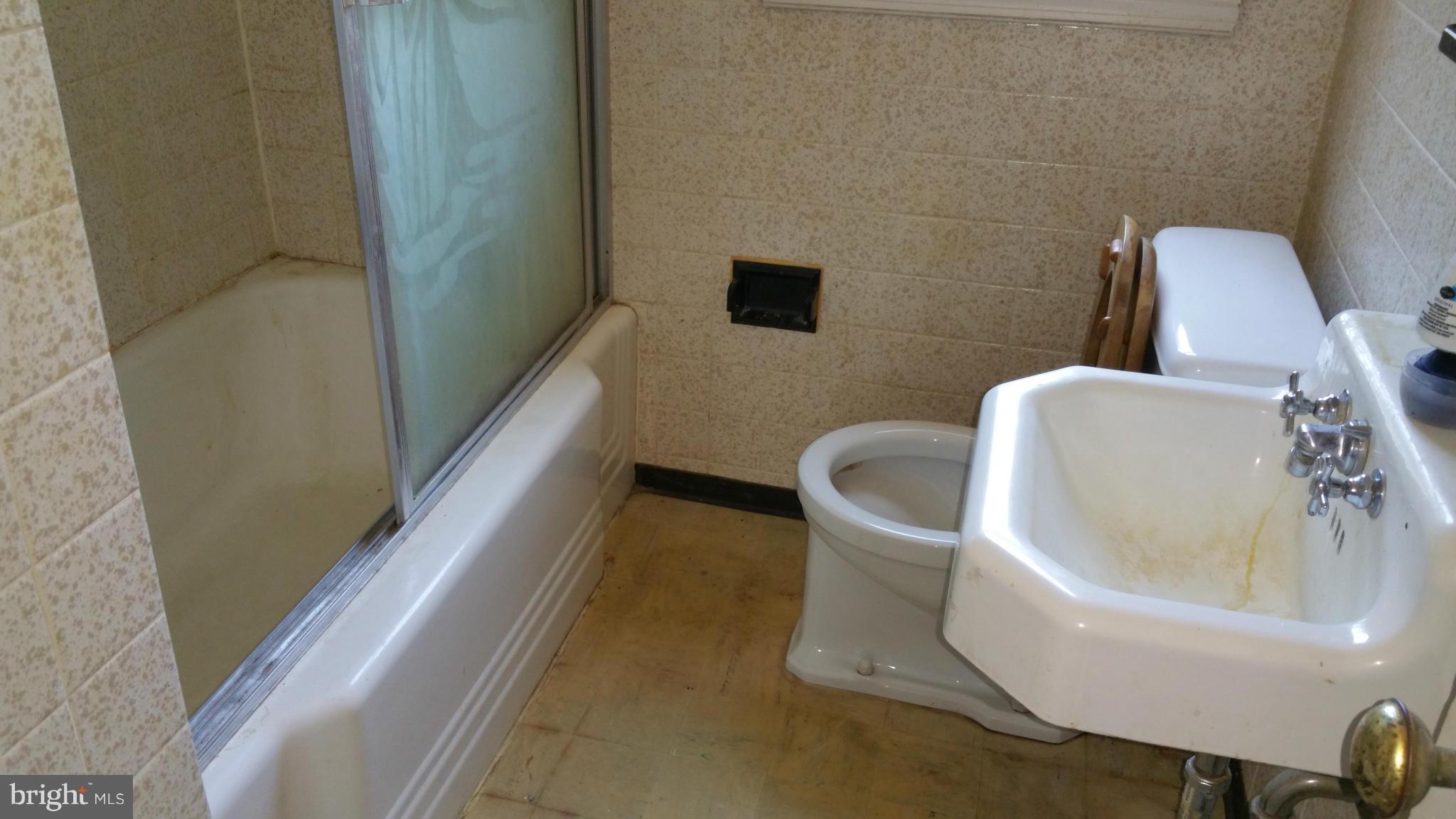 516 Chalcot Square Baltimore, MD 21221 - Photo 8 of 10 a bathroom with a sink and toilet