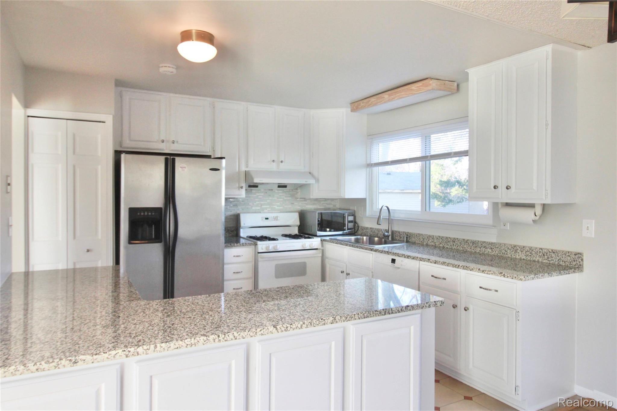585 Hidden Ridge Drive Troy, MI 48083 - Photo 3 of 25 3 Kitchen.jpg