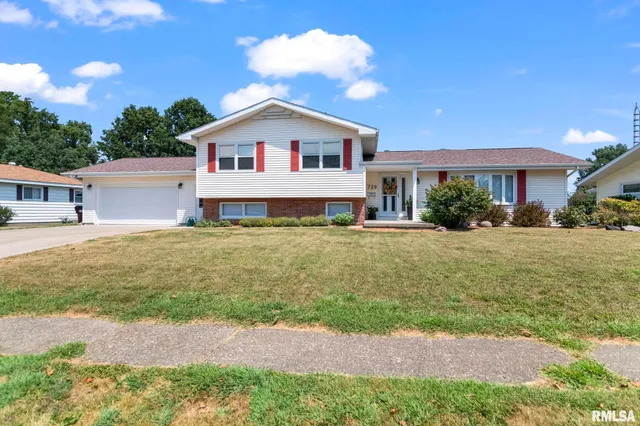 $385,000 | 729 Kenton Boulevard, Taylorville, IL 62568