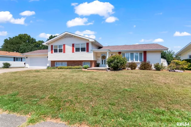 $385,000 | 729 Kenton Boulevard, Taylorville, IL 62568