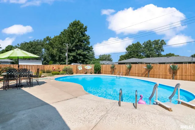 $385,000 | 729 Kenton Boulevard, Taylorville, IL 62568