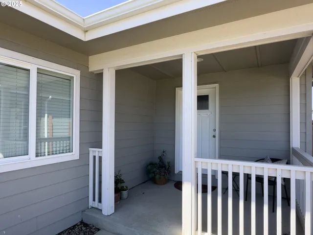 a view of a house with backyard and porch