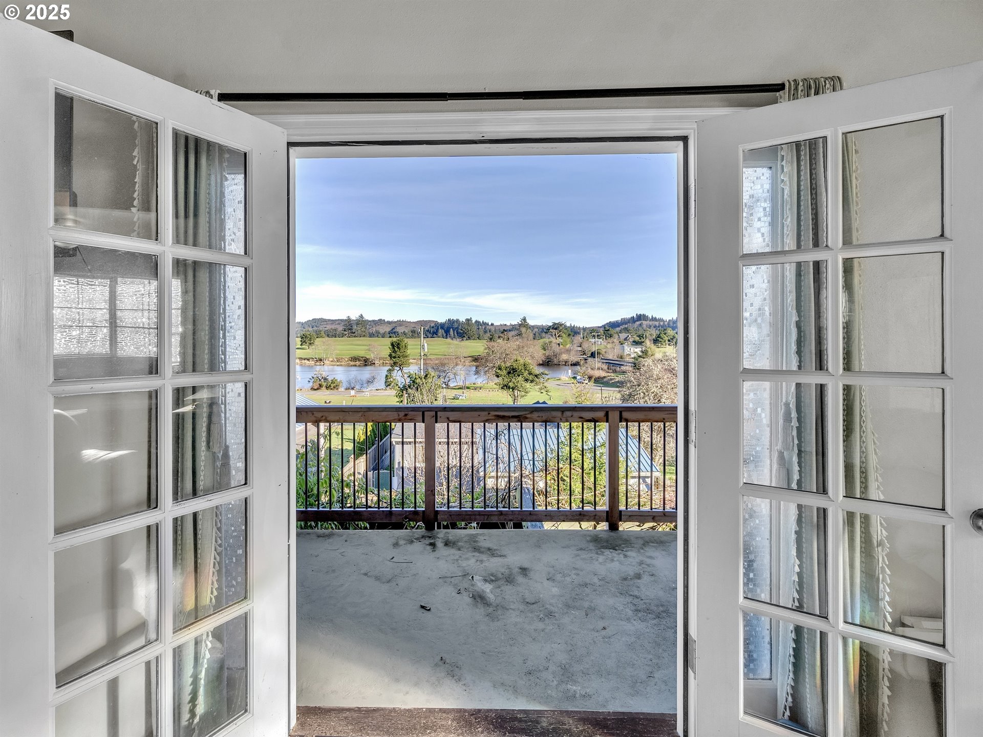90589 Clark Road Warrenton, OR 97146 - Photo 20 of 48 a view of a balcony