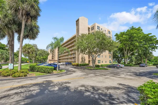 $1,700 | 4570 Northwest 18th Avenue, Unit 604, Deerfield Beach, FL 33064
