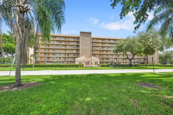 $1,700 | 4570 Northwest 18th Avenue, Unit 604, Deerfield Beach, FL 33064