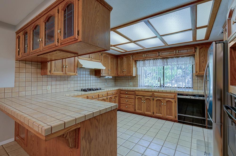 31514 Delaware Road Coarsegold, CA 93614 - Photo 8 of 49 Spacious kitchen with great view of special backyard landscape.