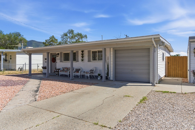756 East Carnation Drive Sandy, UT 84094 - Photo 4 of 41