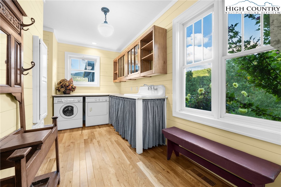 410-560 Puckett Road Banner Elk, NC 28604 - Photo 21 of 50 a bathroom with a tub sink and mirror