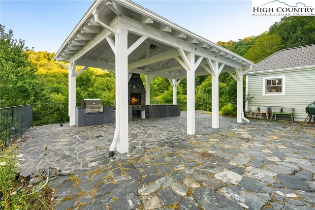 a view of a house with porch and garden