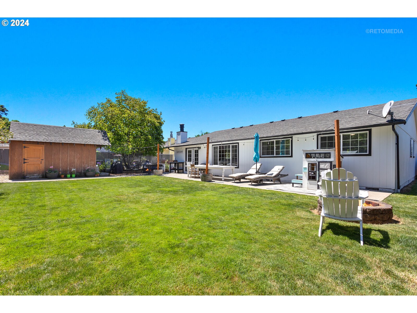 780 South Elm Court Canby, OR 97013 - Photo 31 of 32 a balcony with table and chairs