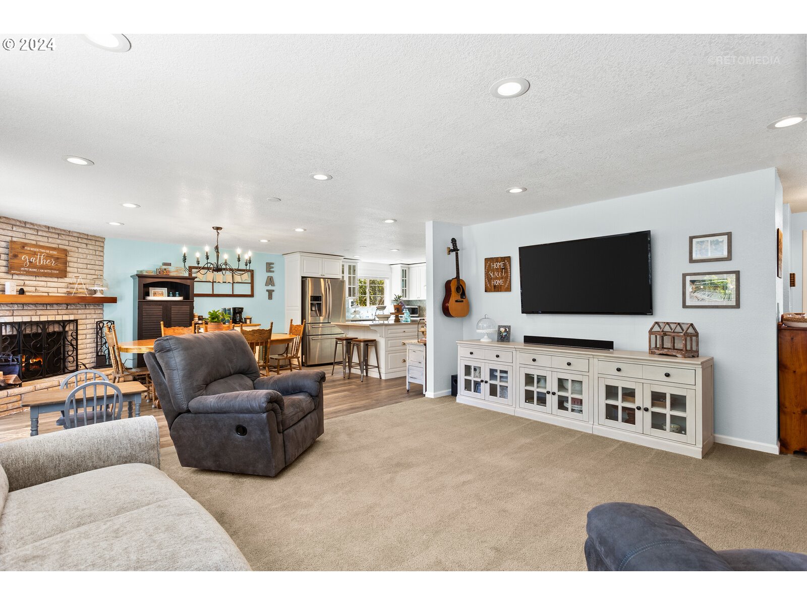 780 South Elm Court Canby, OR 97013 - Photo 8 of 32 a living room with furniture and a flat screen tv